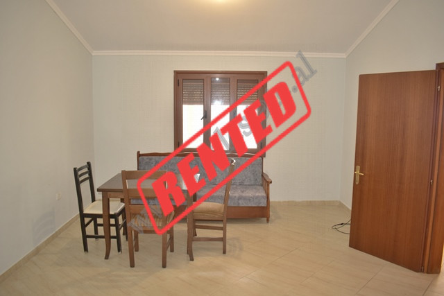 Apartament 2+1 me qera ne rrugen Fuat Toptani prane rruges se Elbasanit.
Apartamenti pozicionohet n